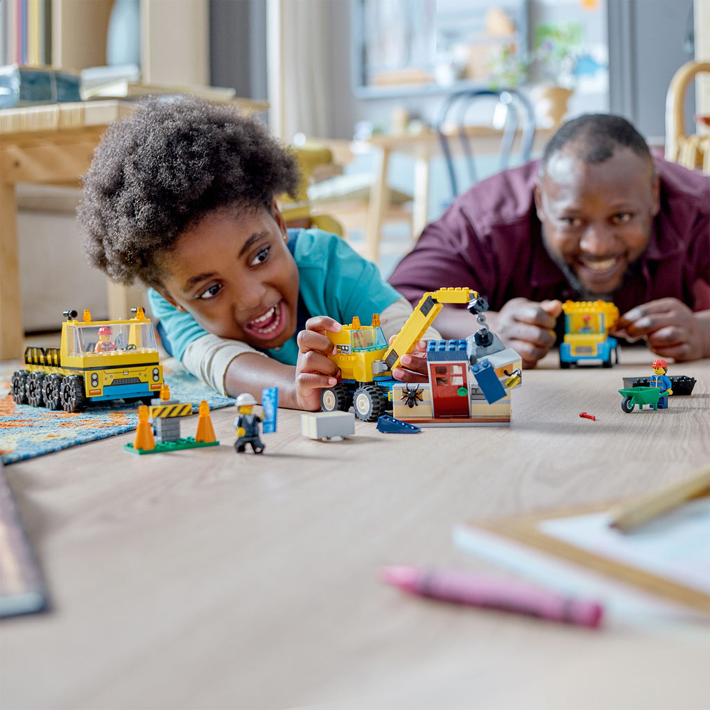 LEGO® City Construction Trucks and Wrecking Ball Crane - Bộ Đồ Chơi Xe Công Trình Và Cần Cẩu Phá Dỡ LEGO 60391 - Góc nhìn khác 3
