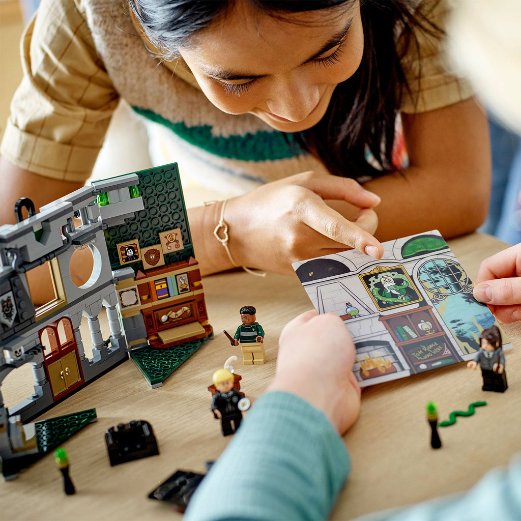 LEGO® Harry Potter™ Slytherin™ House Banner - Bộ Lắp Ráp Biểu Ngữ Nhà Slytherin - LEGO 76410 - Hình ảnh bổ sung 4