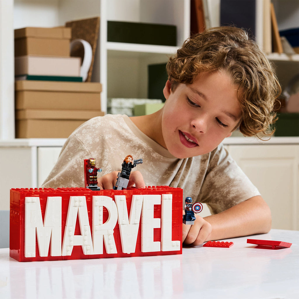 LEGO® Marvel: MARVEL Logo & Minifigures - Mô Hình Lắp Ráp Biểu Tượng Marvel & Nhân Vật Avengers LEGO 76313 - Góc nhìn khác 3