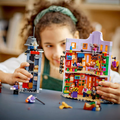 LEGO® Harry Potter™ Diagon Alley™: Weasleys’ Wizard Wheezes™ - Đồ chơi lắp ráp Hẻm Xéo Tiệm Giỡn Nhà Weasley LEGO 76422 - Góc nhìn khác 3