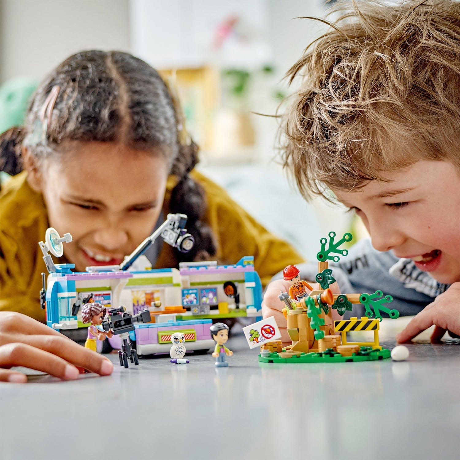 LEGO® Friends™ Newsroom Van - Bộ Đồ Chơi Xe Tin Tức - 41749 - Góc nhìn khác 3