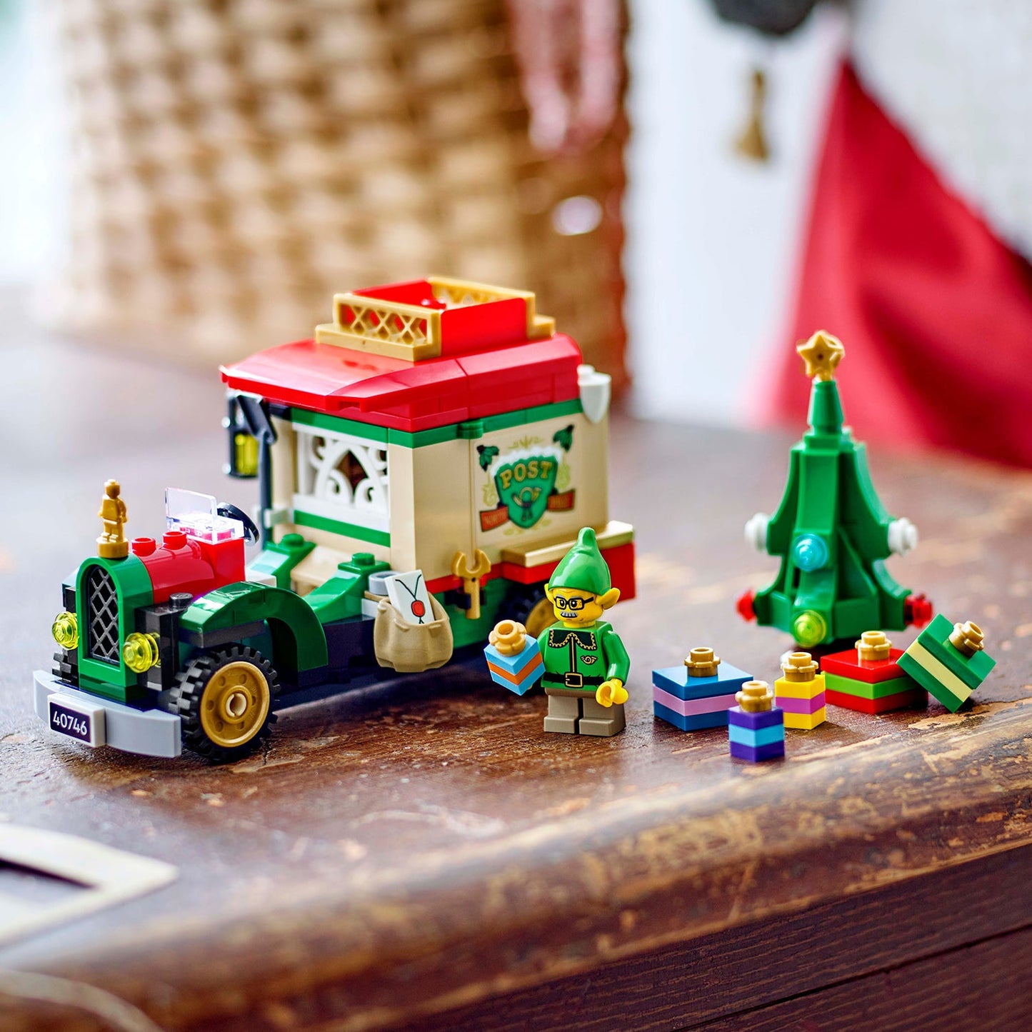 LEGO® Santa’s Delivery Truck - Xe Giao Hàng Của Ông Già Noel - LEGO 40746 - Góc nhìn khác 3
