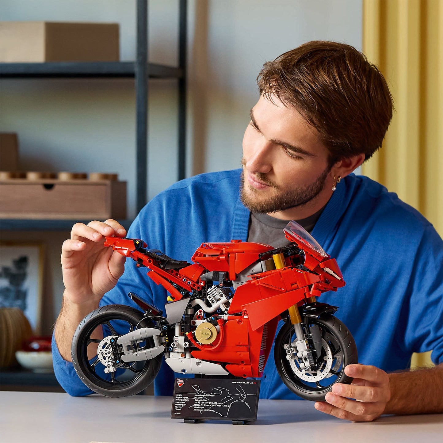 LEGO® Technic Ducati Panigale V4 S Motorcycle - Mô hình xe mô tô phân khối lớn - 42202 - Góc nhìn khác 3