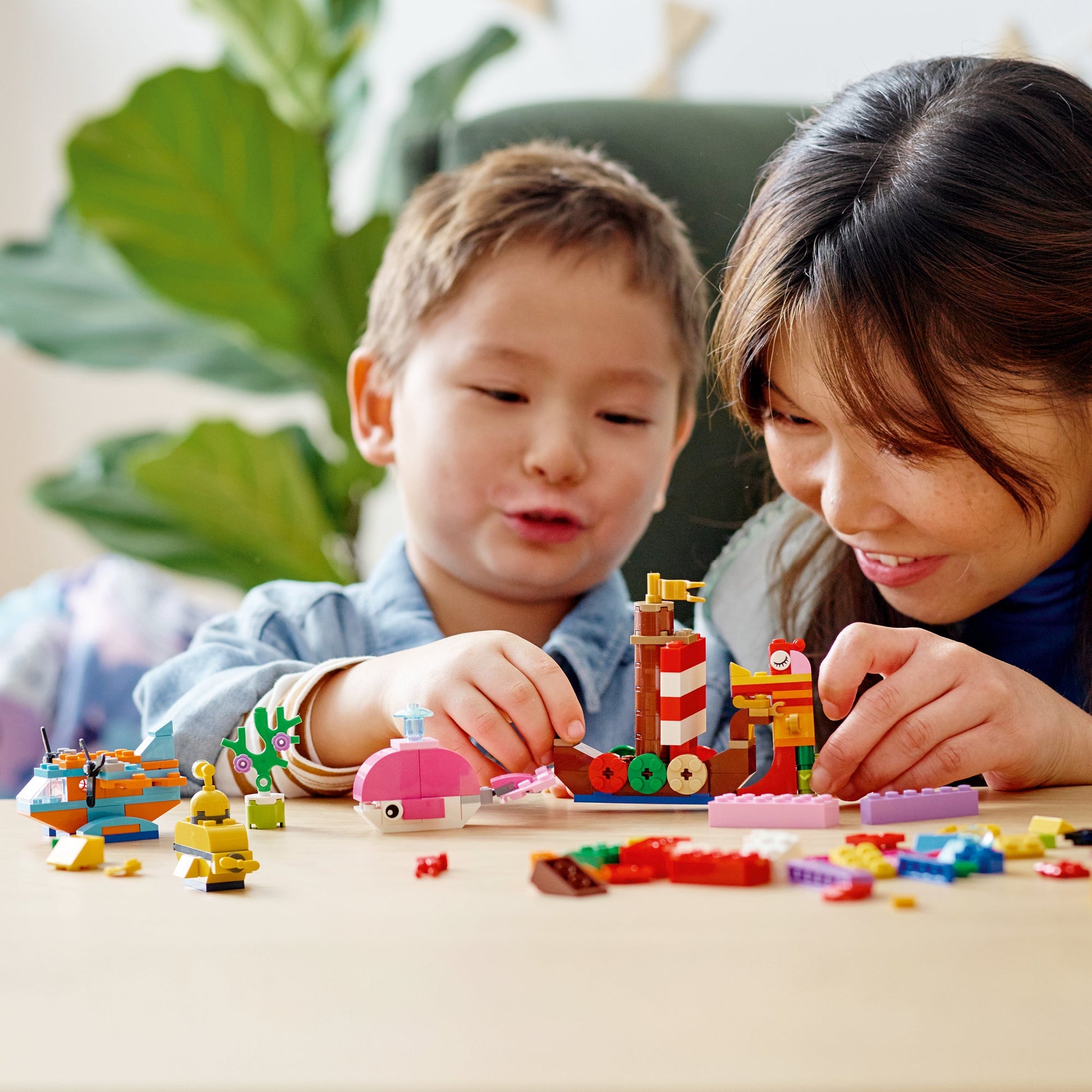 LEGO® Classic Creative Ocean Fun - Bộ đồ chơi lắp ráp Sáng tạo Đại dương - LEGO 11018 - Góc nhìn khác 3