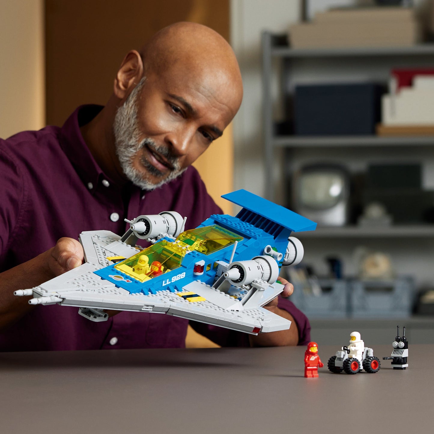 LEGO® ICONS™ Galaxy Explorer - Bộ Lắp Ráp Phi Thuyền Không Gian Cổ Điển - LEGO 10497 - Góc nhìn khác 3