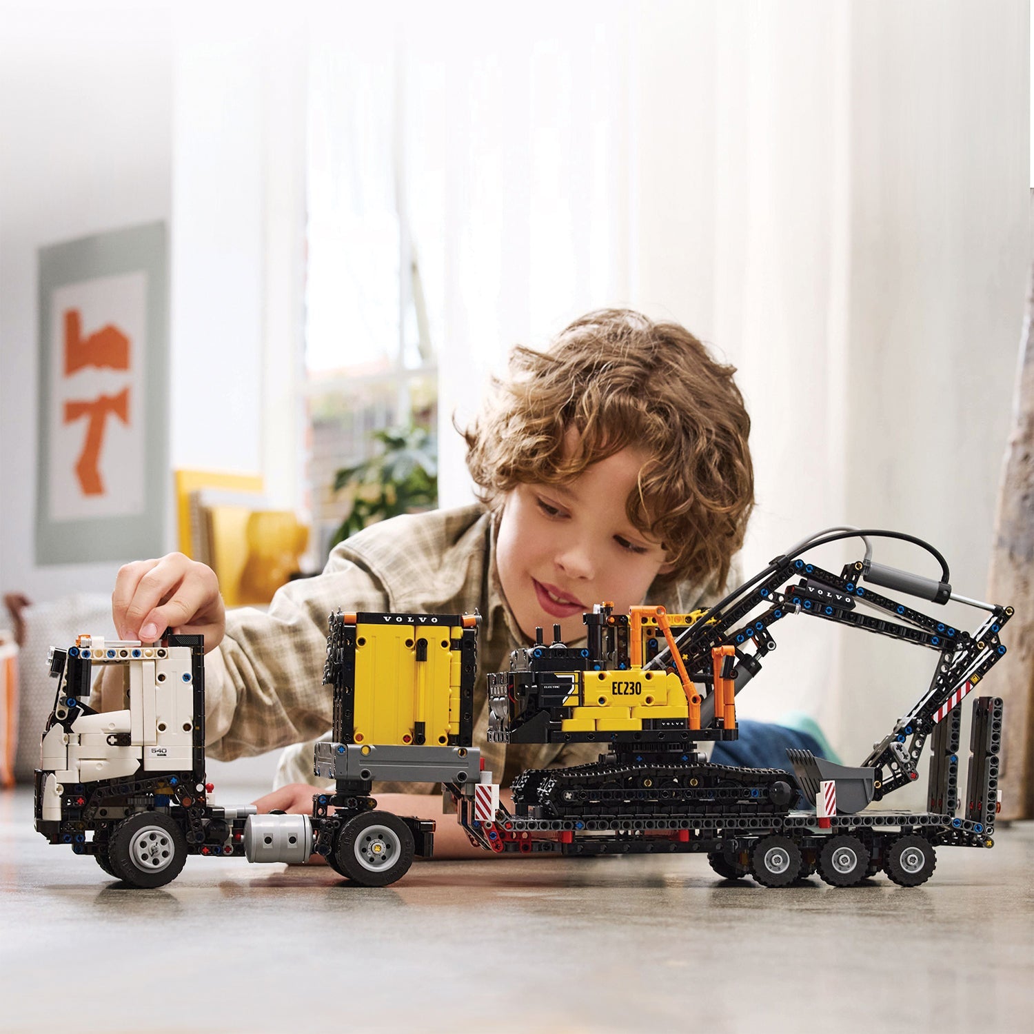 LEGO® Technic™ Volvo FMX Truck & EC230 Electric Excavator - Bộ Đồ Chơi Lắp Ráp Xe Tải & Máy Xúc Volvo 42175 - Góc nhìn khác 3