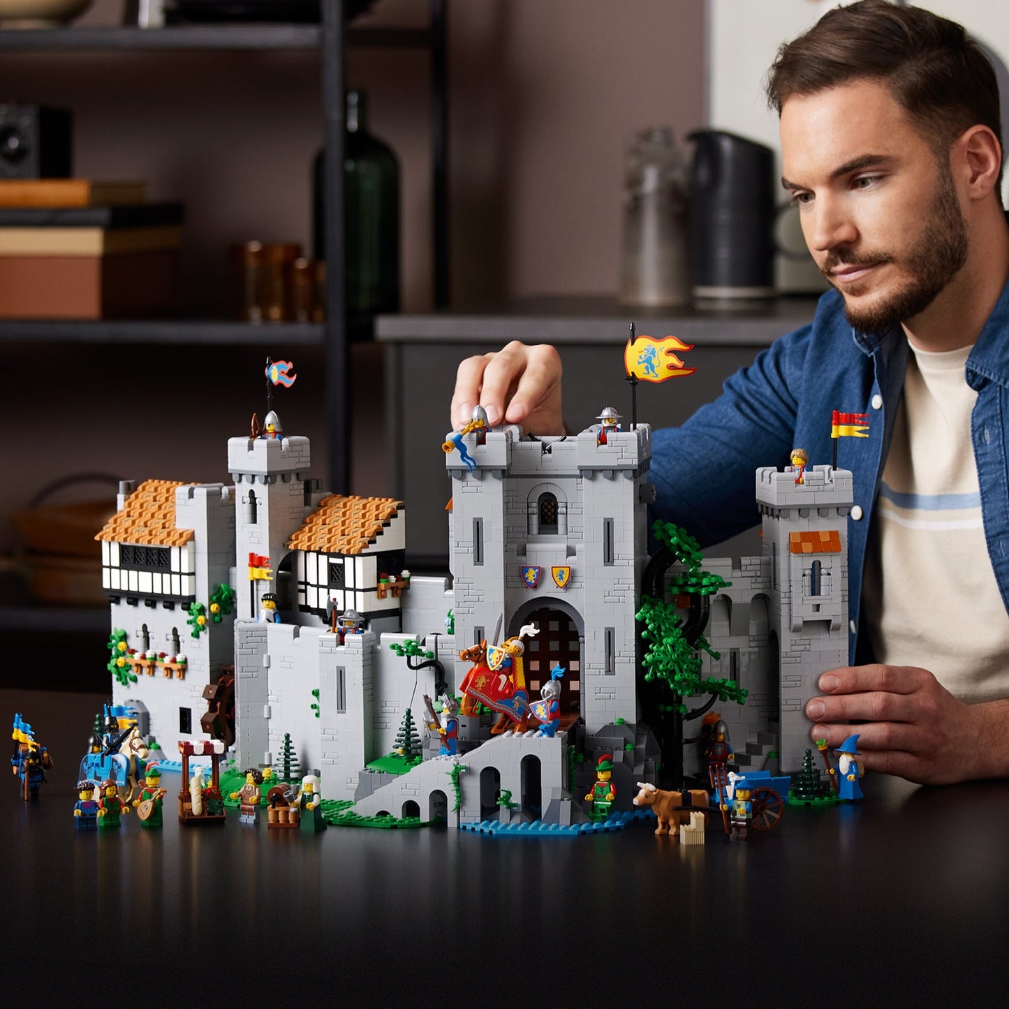 LEGO® ICONS™ Lion Knights' Castle - Bộ Lắp Ráp Lâu Đài Hiệp Sĩ Sư Tử - LEGO 10305 - Hình ảnh bổ sung 6