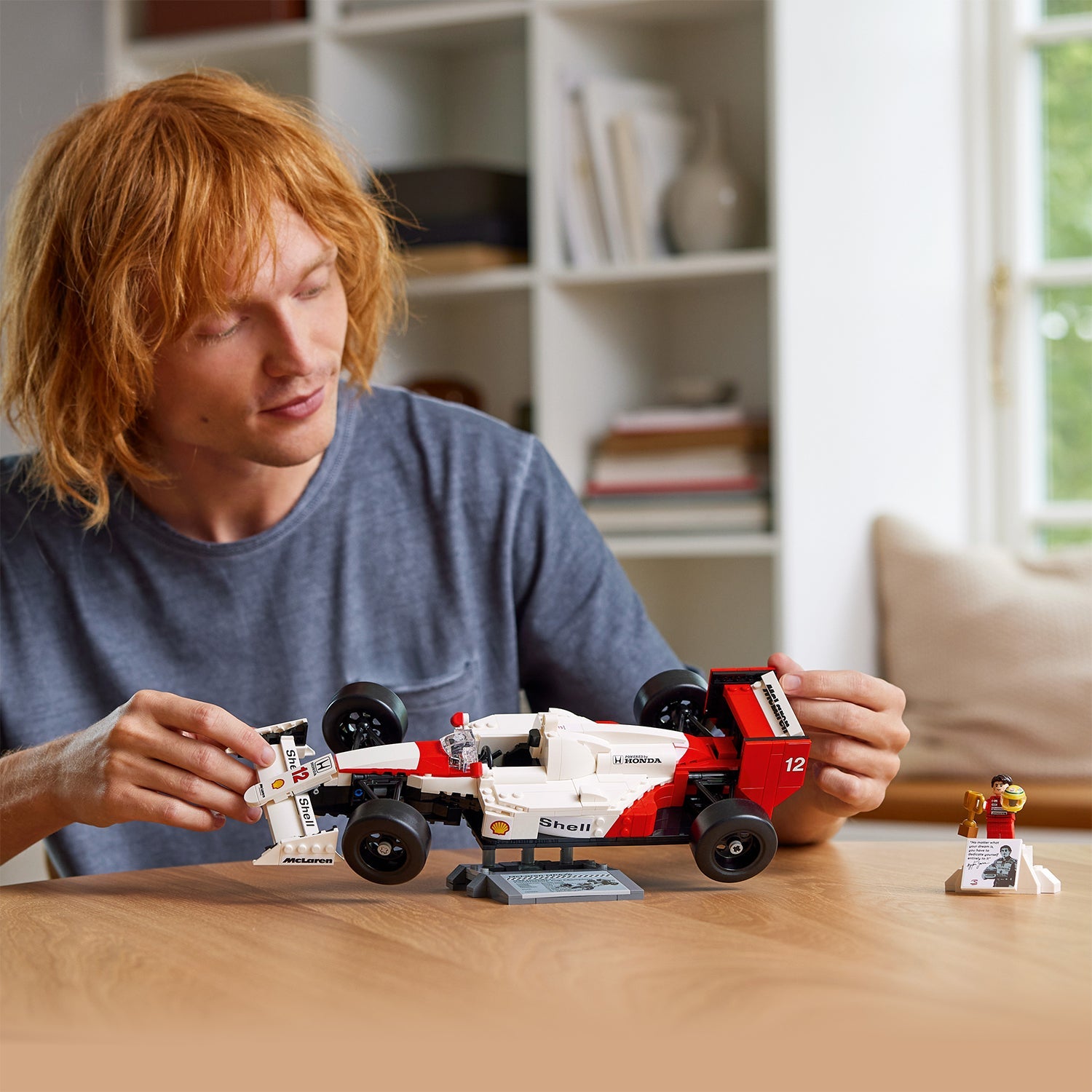 LEGO® ICONS™ McLaren MP4/4 & Ayrton Senna - Mô Hình Xe Đua F1 Huyền Thoại LEGO 10330 - Hình ảnh bổ sung 5