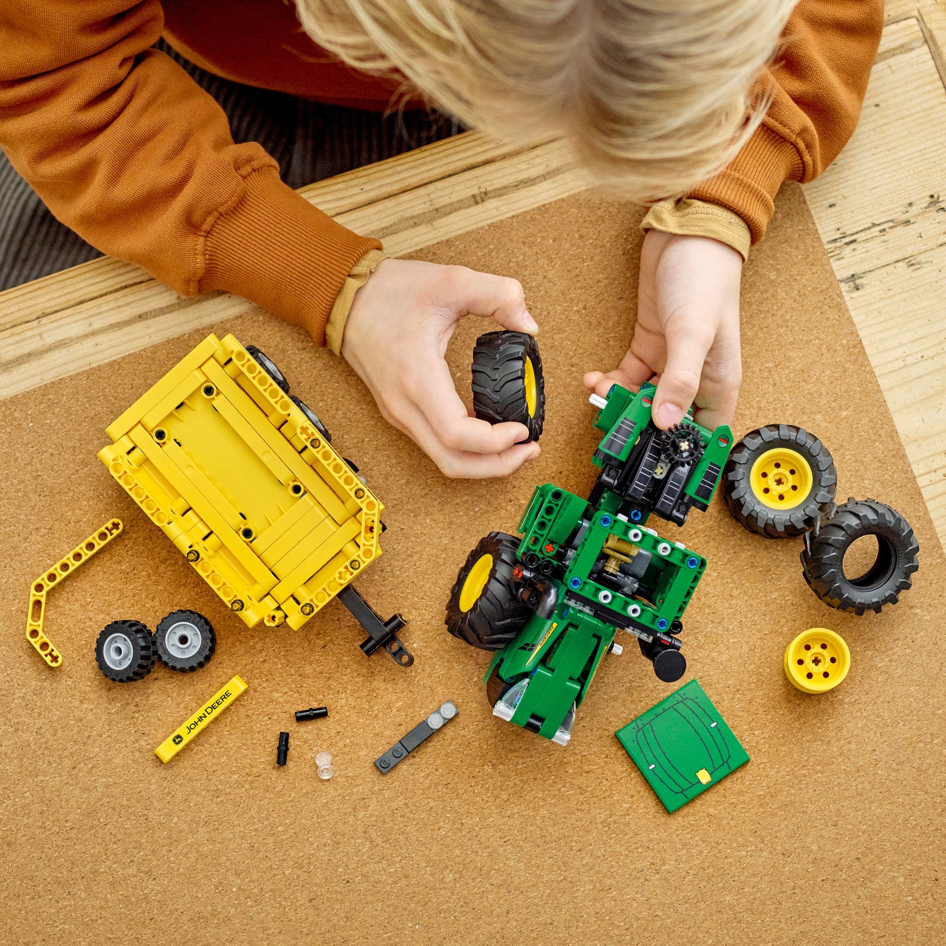 LEGO® Technic™ John Deere 9620R 4WD Tractor - Mô Hình Máy Kéo Nông Nghiệp LEGO 42136 - Hình ảnh bổ sung 4