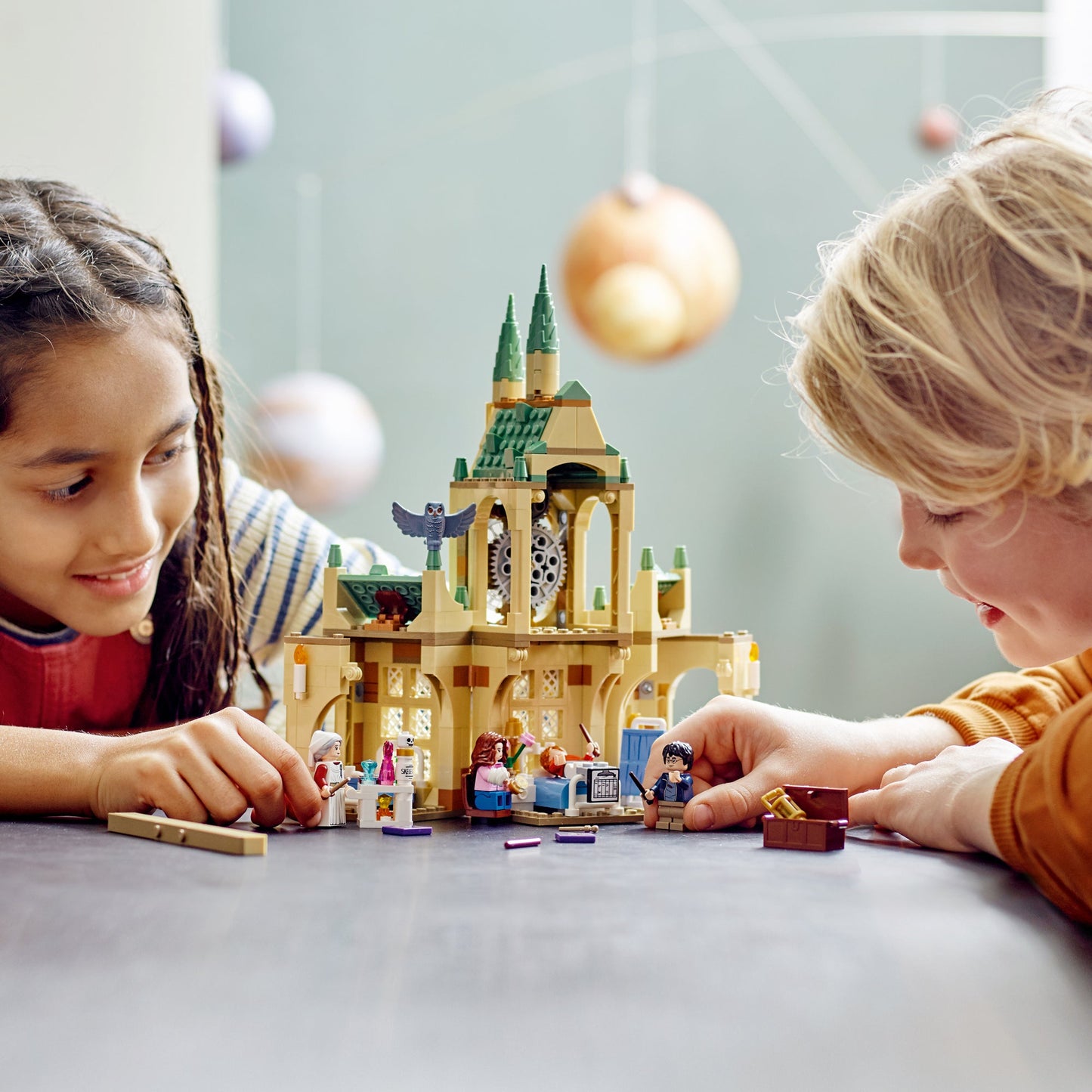 LEGO® Harry Potter™ Hogwarts™ Hospital Wing - Bộ Đồ Chơi Lắp Ráp Bệnh Thất Hogwarts 76398 - Hình ảnh bổ sung 6