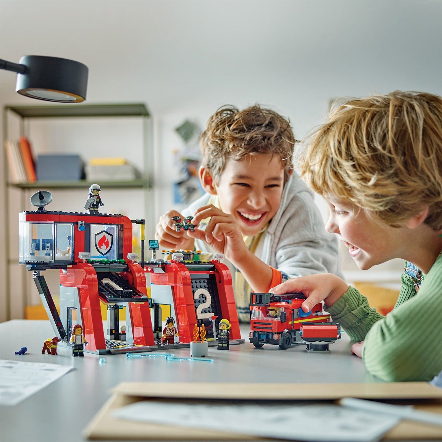 LEGO® City Fire Station with Fire Truck - Bộ lắp ráp Trạm Cứu Hỏa và Xe Cứu Hỏa - LEGO 60414 - Hình ảnh bổ sung 4