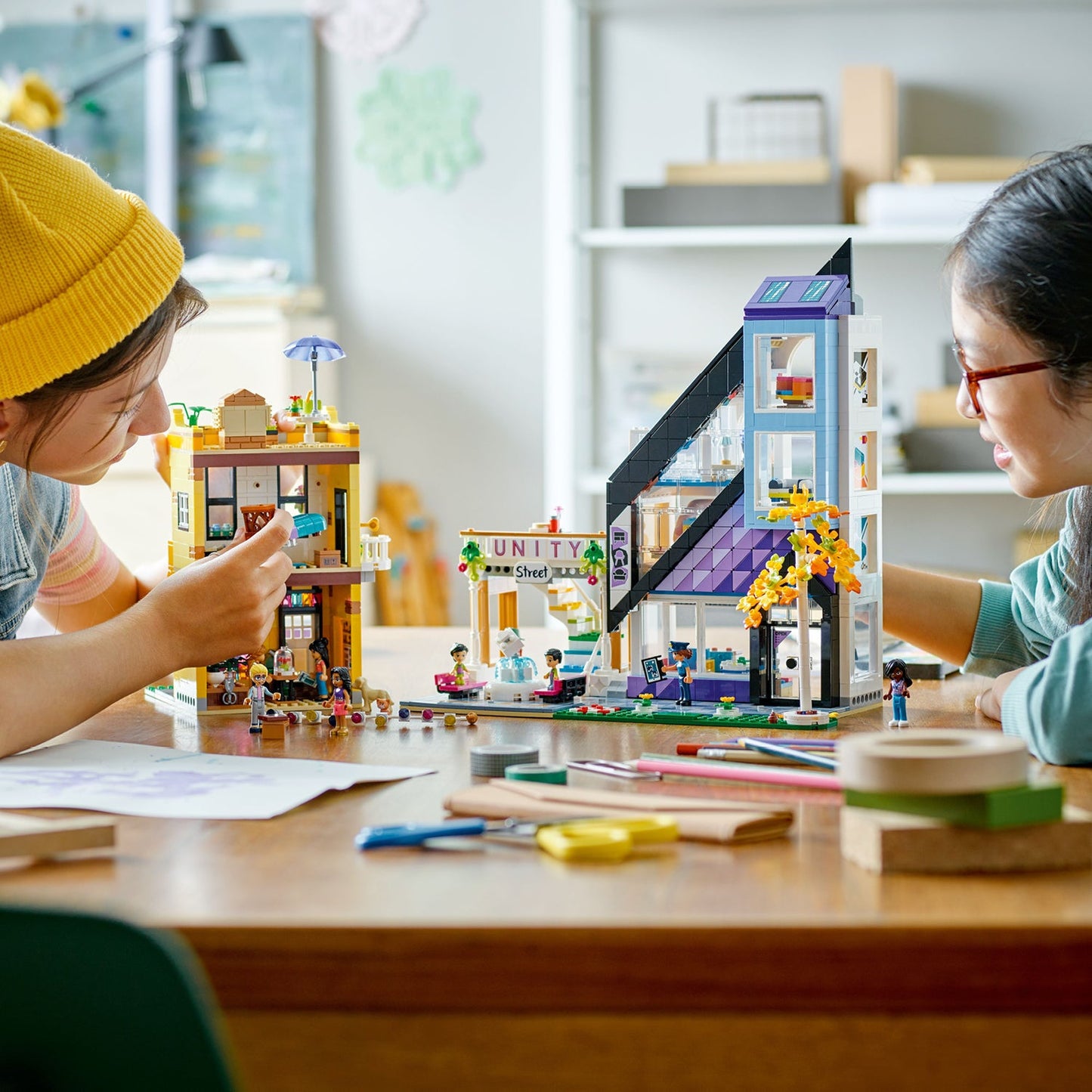 LEGO® Friends™ Downtown Flower and Design Stores - Bộ Lắp Ráp Cửa Hàng Hoa Và Thiết Kế - LEGO 41732 - Hình ảnh bổ sung 4