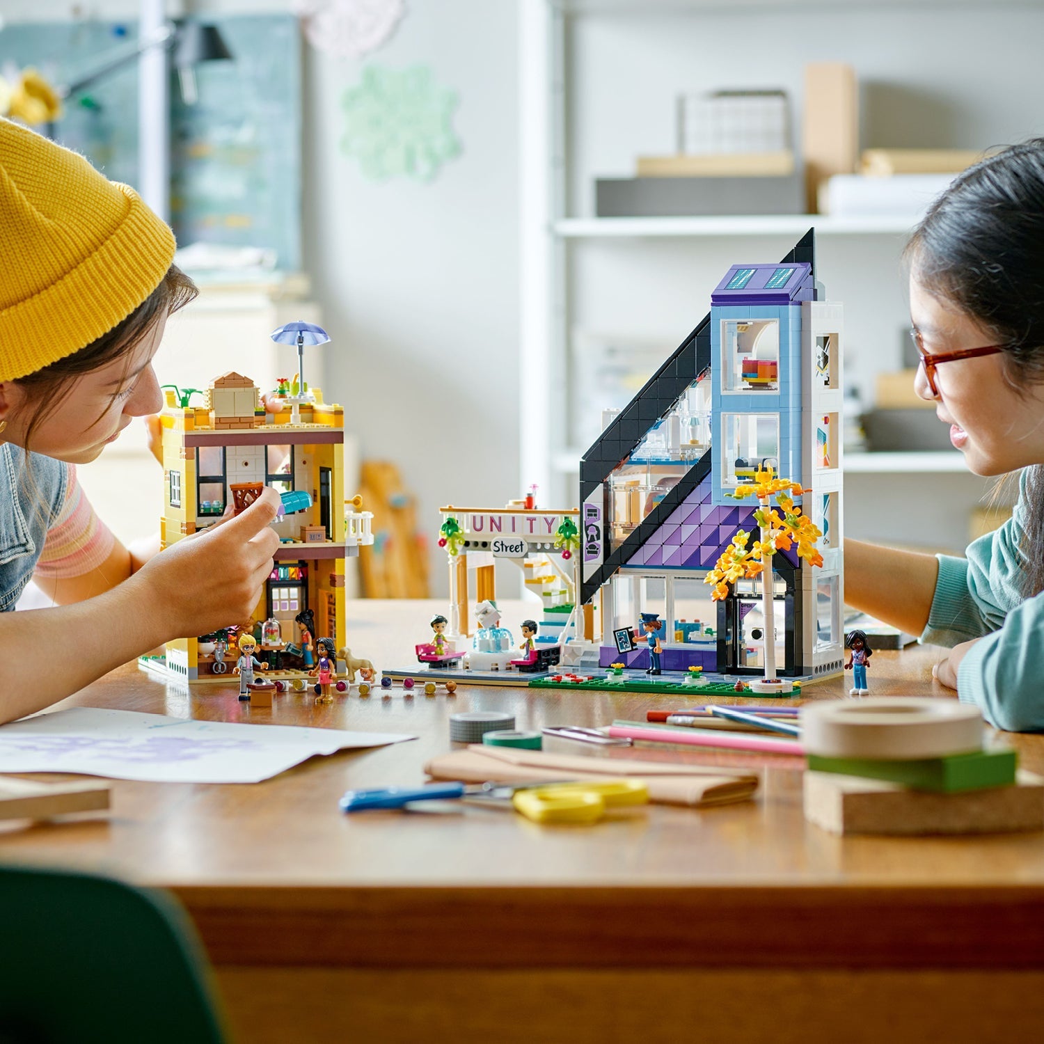 LEGO® Friends™ Downtown Flower and Design Stores - Bộ Lắp Ráp Cửa Hàng Hoa Và Thiết Kế - LEGO 41732 - Hình ảnh bổ sung 4
