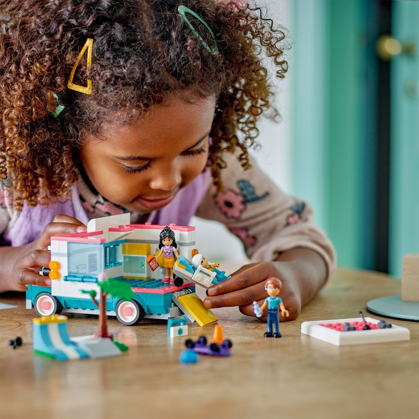 LEGO® Friends™ Heartlake City Hospital Ambulance - Đồ Chơi Lắp Ráp Xe Cứu Thương - LEGO 42613 - Hình ảnh bổ sung 4