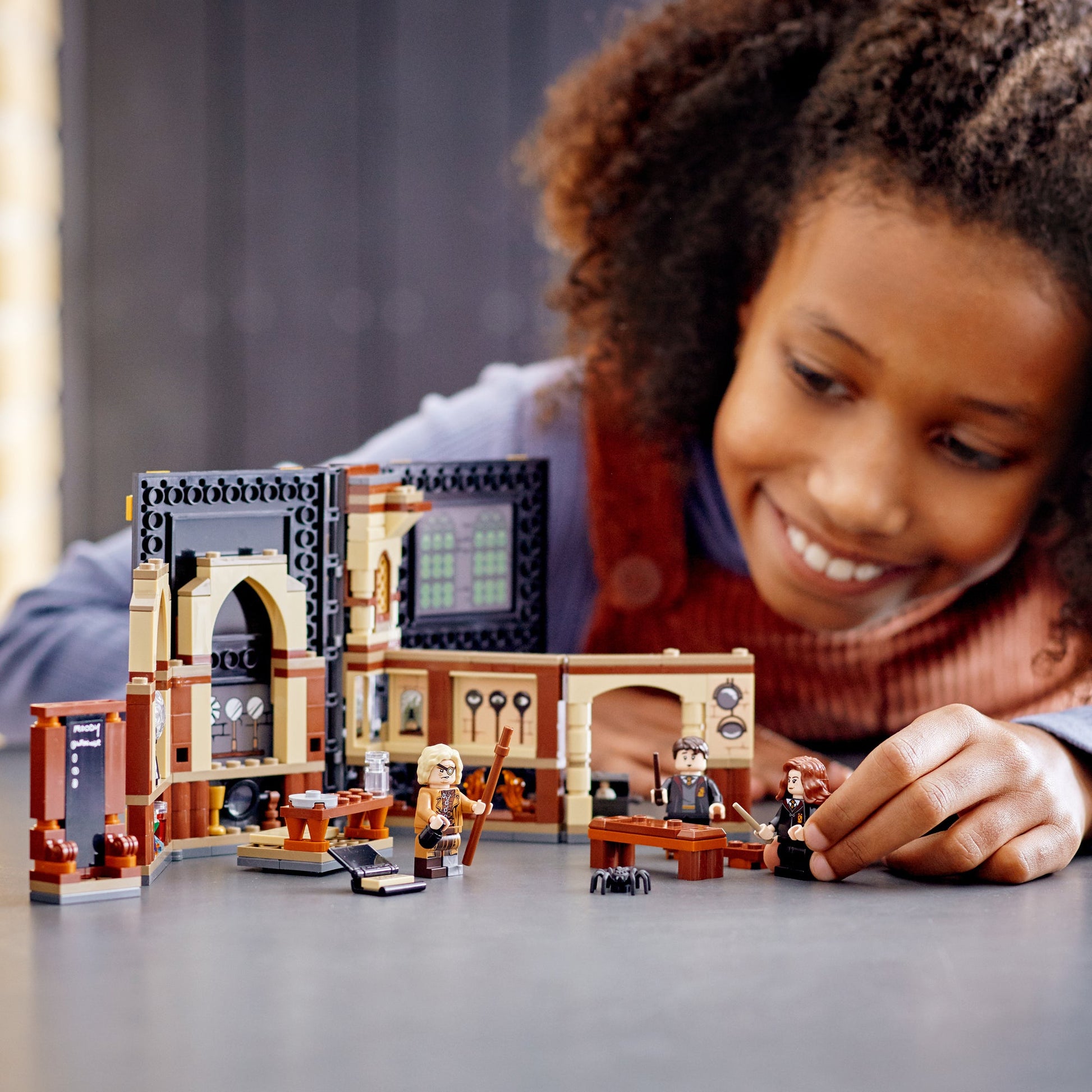 LEGO® Harry Potter™ Hogwarts™ Moment: Defence Class - Bộ Lắp Ráp Lớp Học Phòng Chống Nghệ Thuật Hắc Ám - LEGO 76397 - Góc nhìn khác 3
