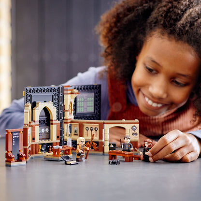 LEGO® Harry Potter™ Hogwarts™ Moment: Defence Class - Bộ Lắp Ráp Lớp Học Phòng Chống Nghệ Thuật Hắc Ám - LEGO 76397 - Góc nhìn khác 3