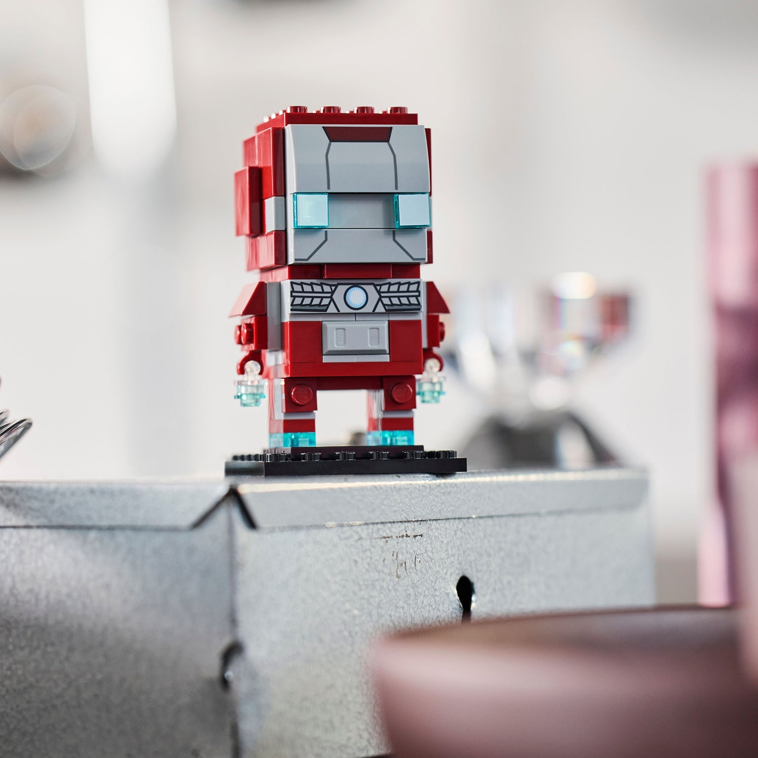 LEGO® BrickHeadz™ Iron Man MK5 Figure Mô Hình Lắp Ráp Marvel Siêu Anh Hùng LEGO 40669 - Góc nhìn khác 3