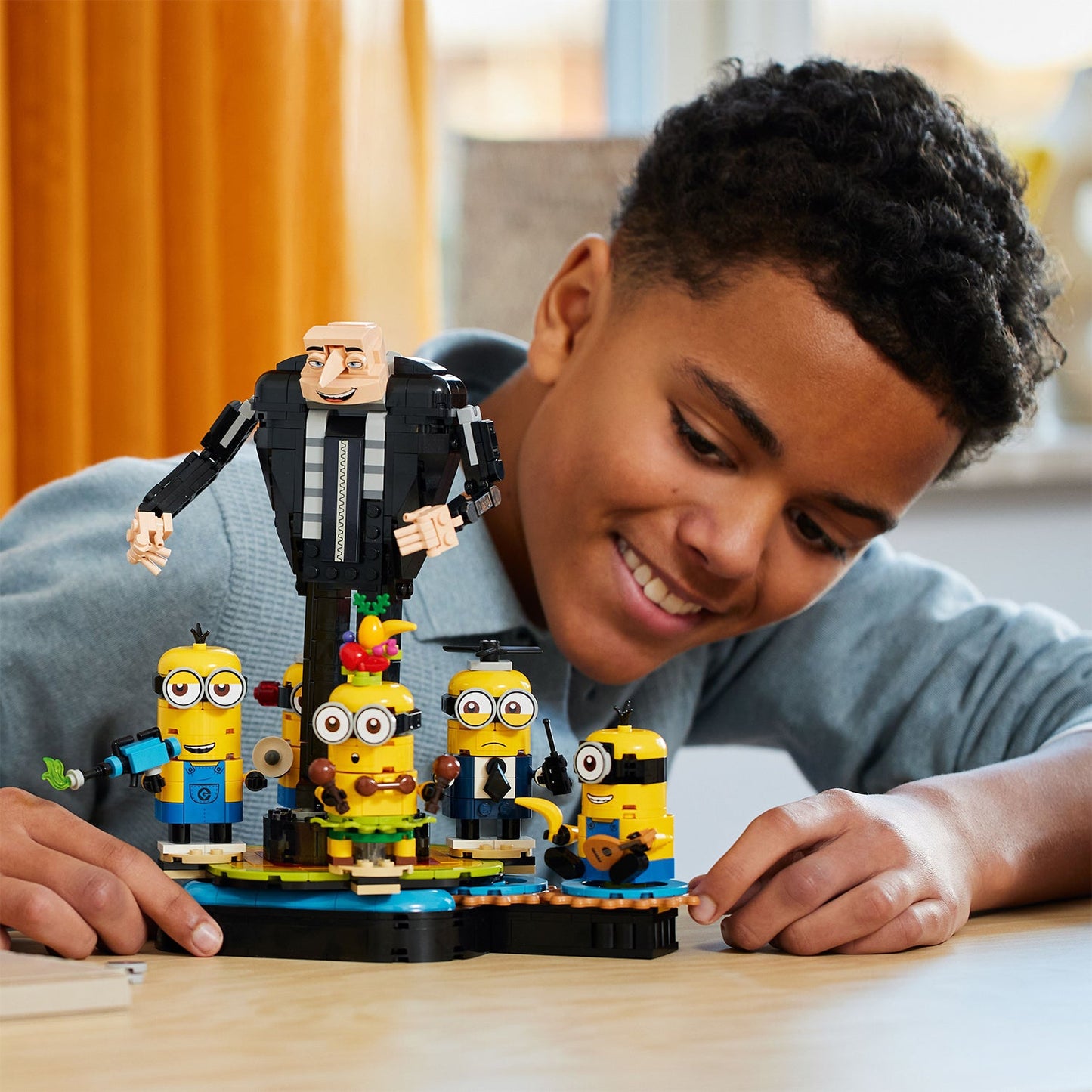 LEGO® Despicable Me 4 Brick-Built Gru and Minions - Bộ lắp ráp mô hình Gru và Minions nhảy múa - LEGO 75582 - Hình ảnh bổ sung 4