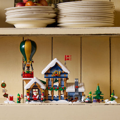 LEGO® ICONS™ Santa’s Post Office - Mô Hình Bưu Điện Ông Già Noel Giáng Sinh (10339) - Góc nhìn khác 3