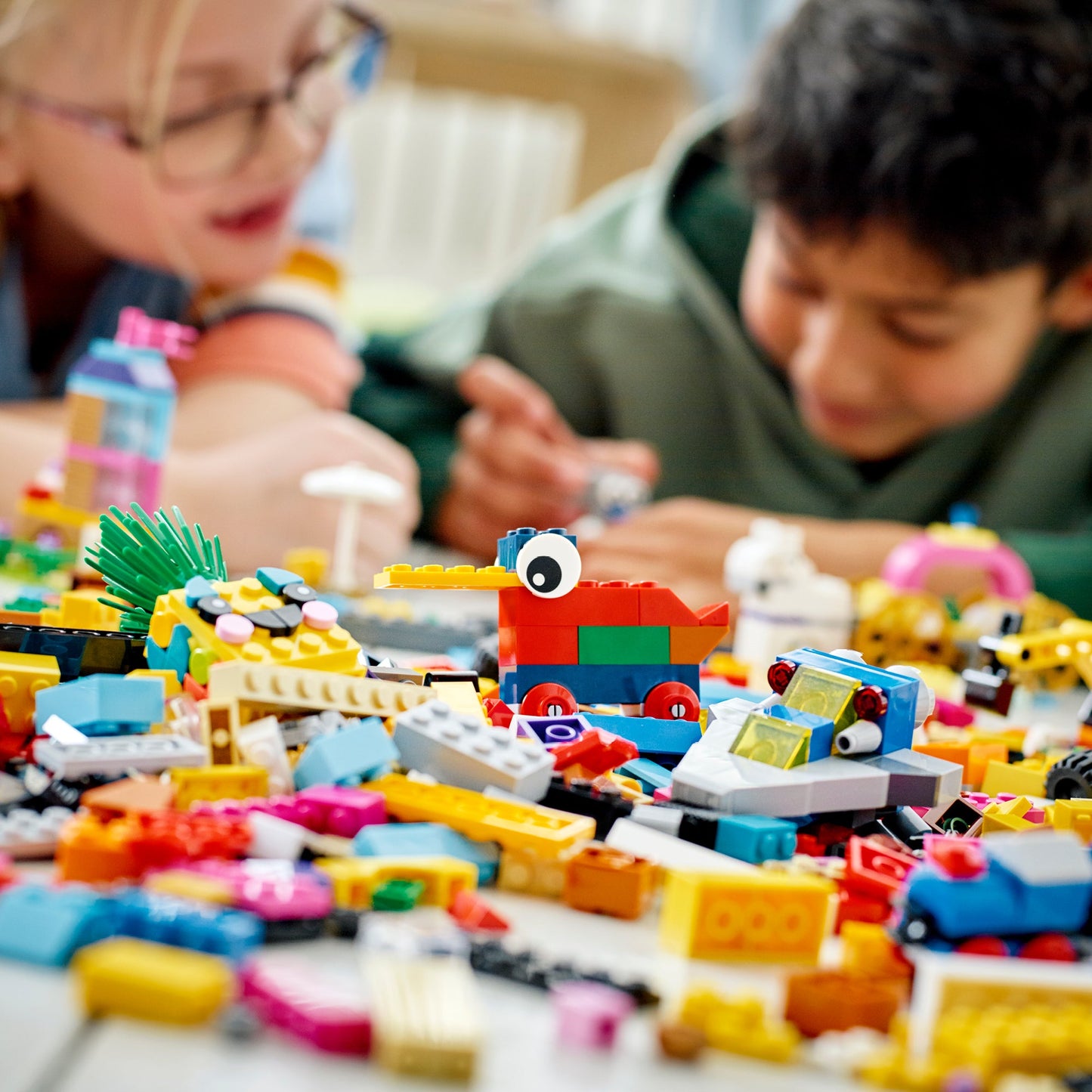 LEGO® Classic 90 Years of Play - Bộ Đồ Chơi Lắp Ráp Kỷ Niệm 90 Năm LEGO 11021 - Góc nhìn khác 3