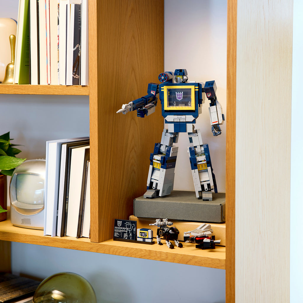 LEGO® ICONS™ Transformers: Soundwave - Mô Hình Robot Biến Hình Decepticon 10358 - Hình ảnh bổ sung 7