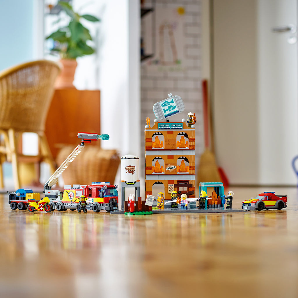 LEGO® City Fire Brigade - Bộ Đồ Chơi Lắp Ráp Lữ Đoàn Cứu Hỏa - LEGO 60321 - Hình ảnh bổ sung 5