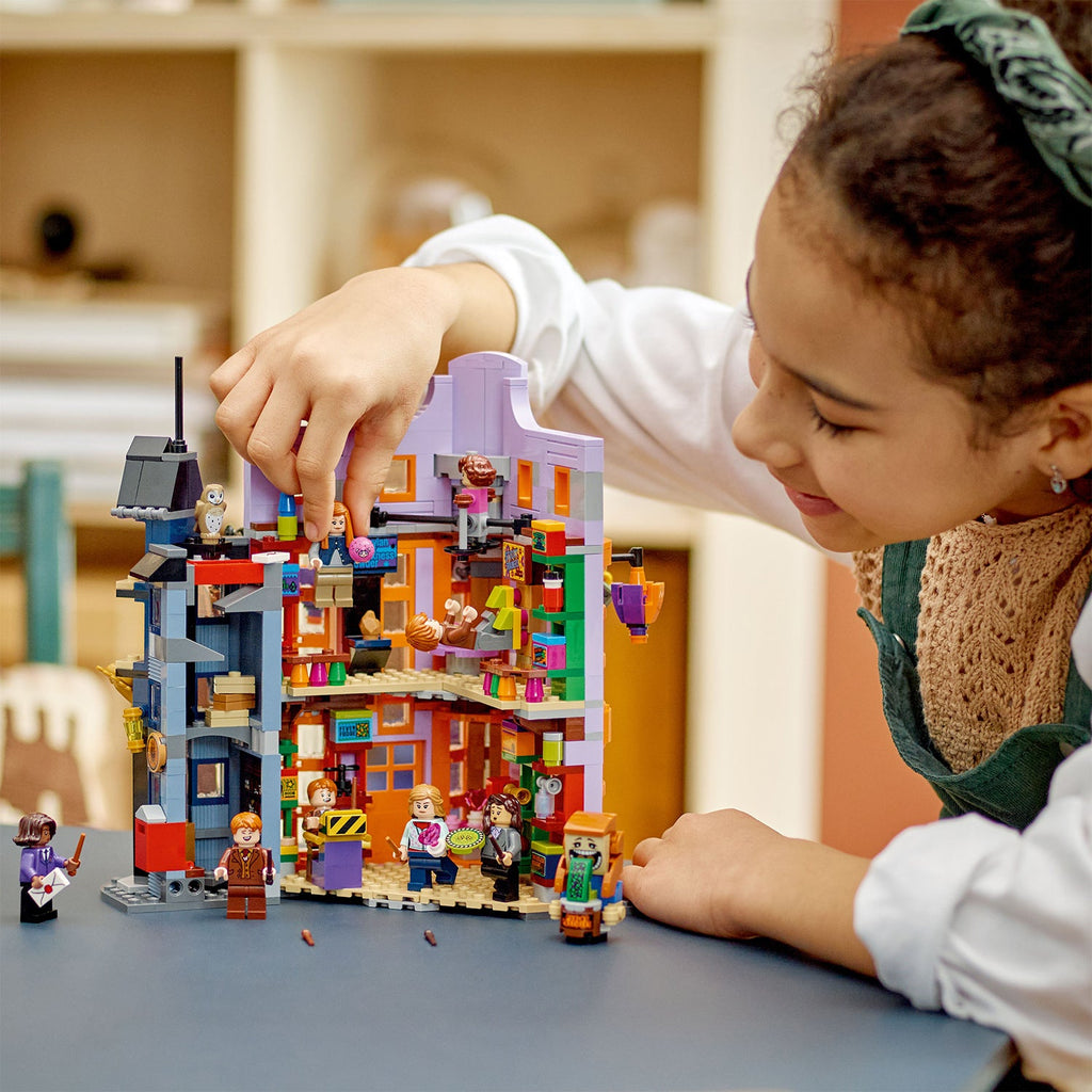 LEGO® Harry Potter™ Diagon Alley™: Weasleys’ Wizard Wheezes™ - Đồ chơi lắp ráp Hẻm Xéo Tiệm Giỡn Nhà Weasley LEGO 76422 - Hình ảnh bổ sung 5