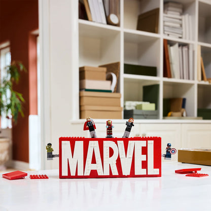 LEGO® Marvel: MARVEL Logo & Minifigures - Mô Hình Lắp Ráp Biểu Tượng Marvel & Nhân Vật Avengers LEGO 76313 - Hình ảnh bổ sung 5