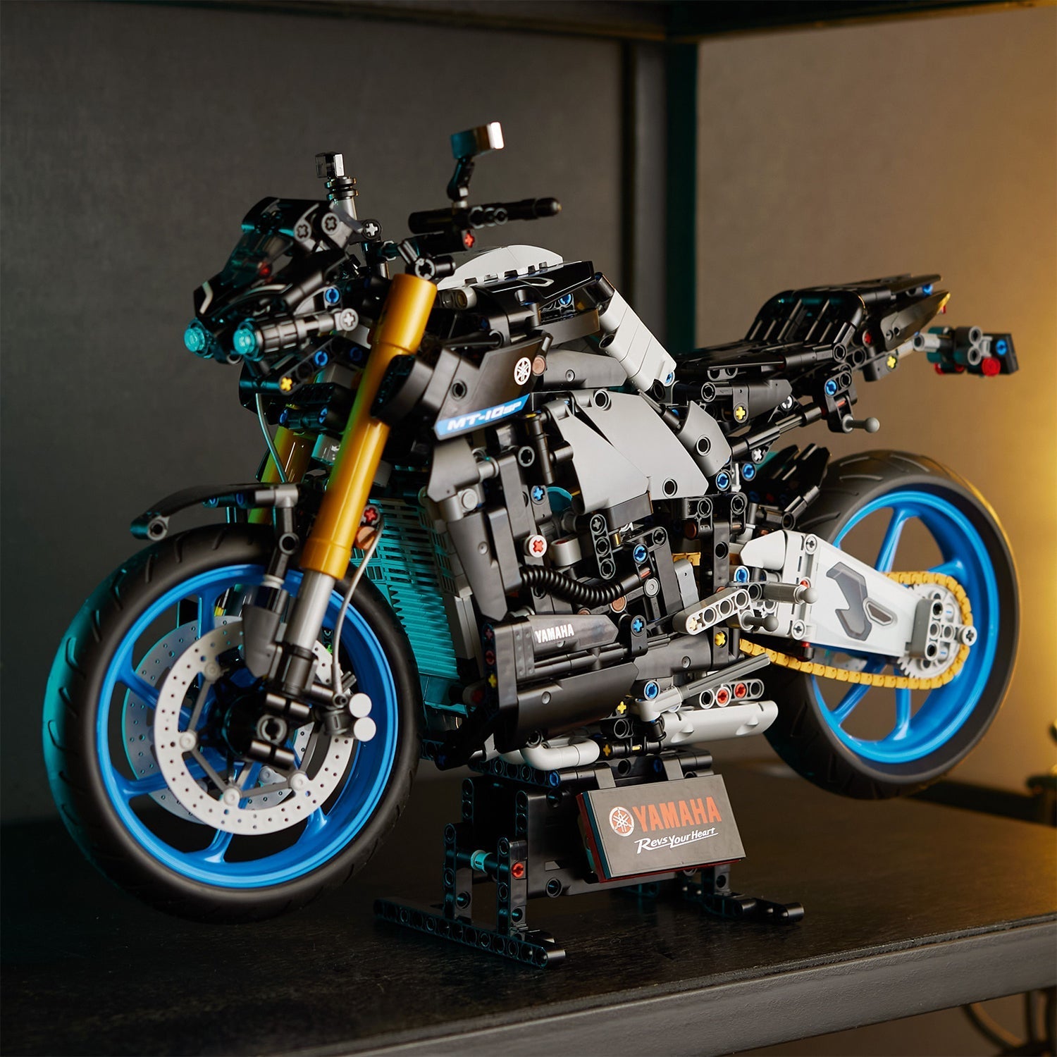 LEGO® TECHNIC™ Yamaha MT-10 SP - Mô Hình Xe Mô Tô Phân Khối Lớn LEGO 42159 - Góc nhìn khác 3