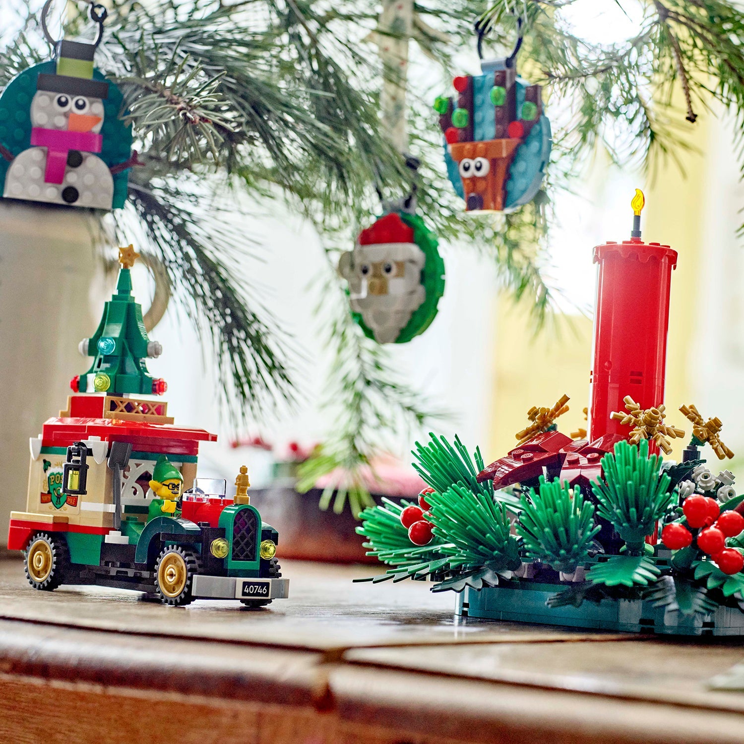 LEGO® Santa’s Delivery Truck - Xe Giao Hàng Của Ông Già Noel - LEGO 40746 - Hình ảnh bổ sung 4
