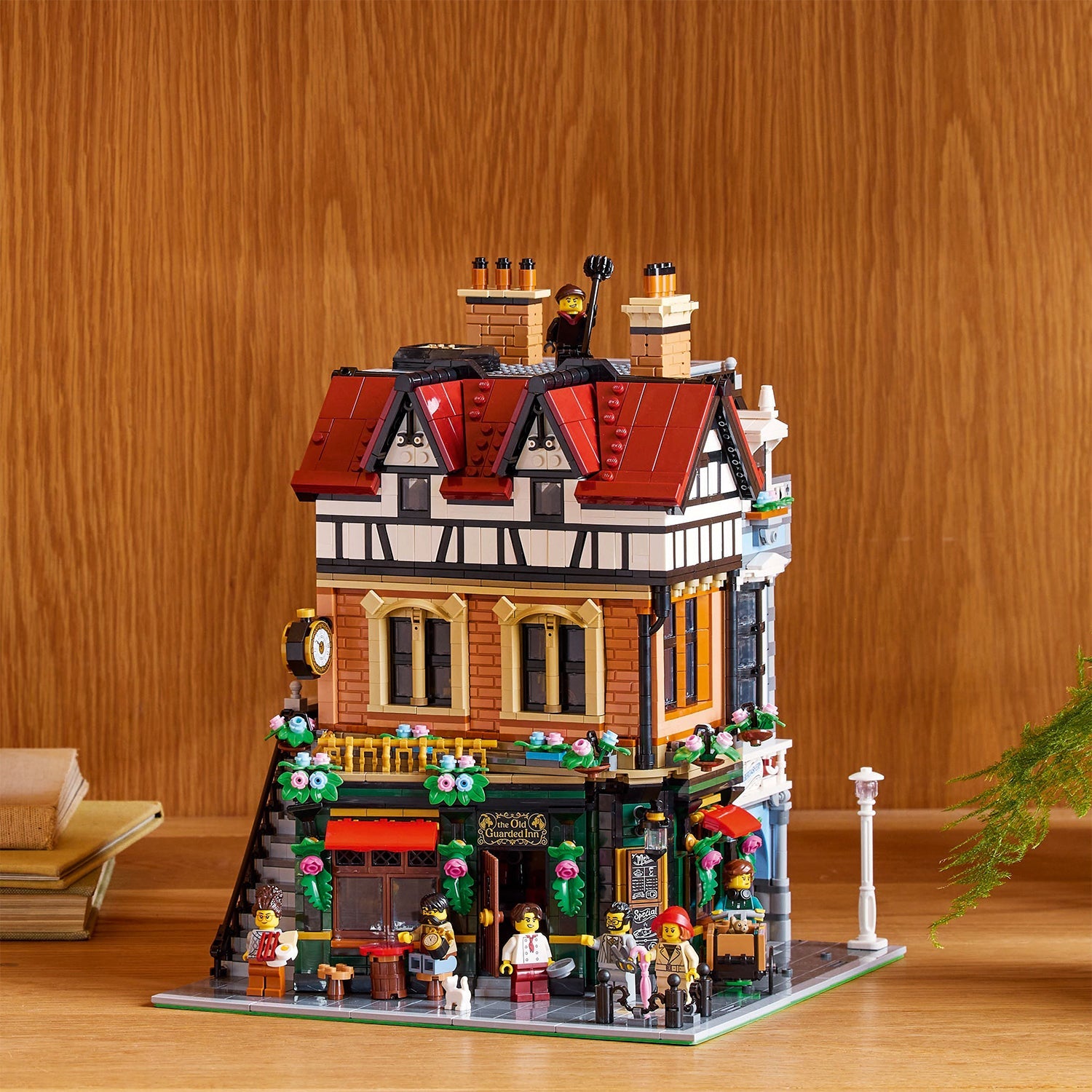 LEGO® ICONS™ Tudor Corner - Bộ Lắp Ráp Góc Phố Tudor - LEGO 10350 - Hình ảnh bổ sung 5
