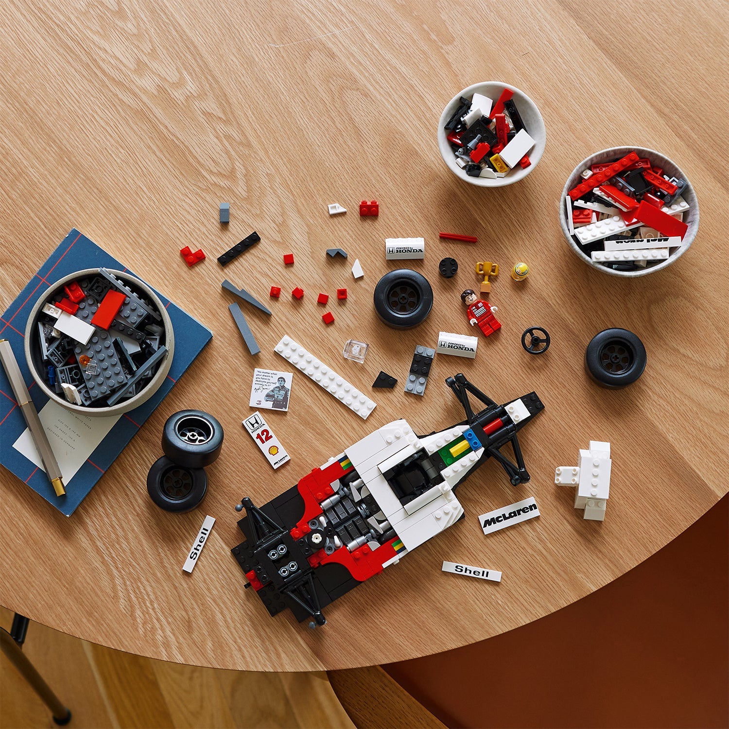 LEGO® ICONS™ McLaren MP4/4 & Ayrton Senna - Mô Hình Xe Đua F1 Huyền Thoại LEGO 10330 - Hình ảnh bổ sung 4