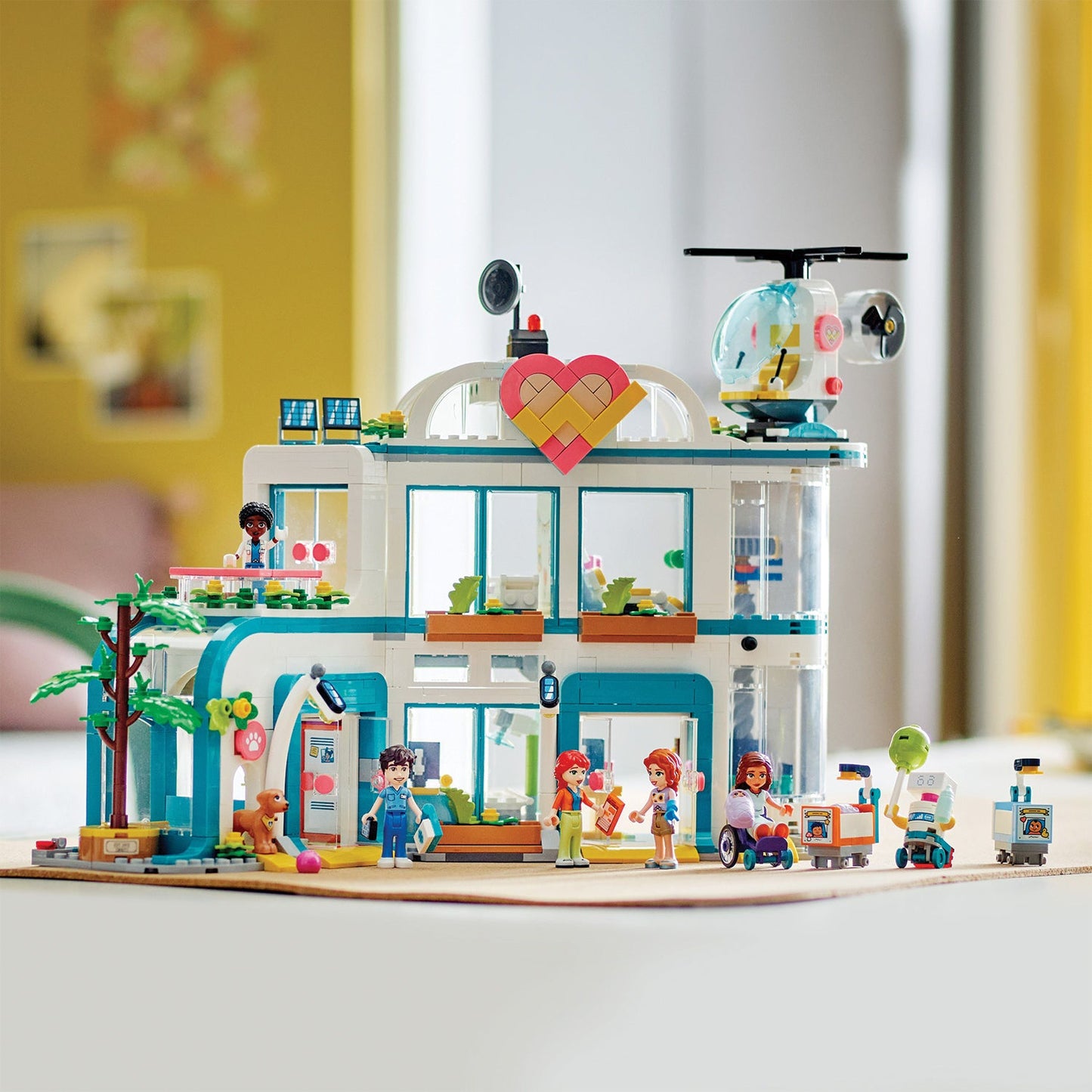 LEGO® Friends™ Heartlake City Hospital - Đồ chơi lắp ráp Bệnh viện Thành phố Heartlake - LEGO 42621 - Hình ảnh bổ sung 5