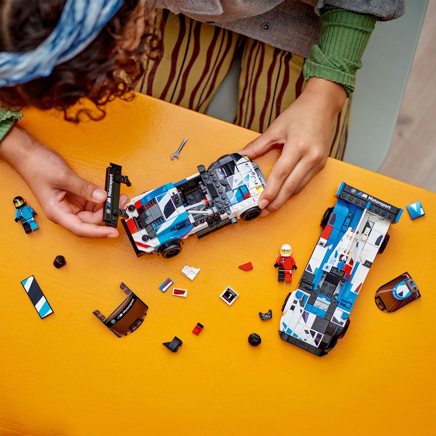 LEGO® Speed Champions BMW M4 GT3 & BMW M Hybrid V8 Race Cars - Bộ Lắp Ráp Xe Đua BMW (76922) - Góc nhìn khác 3