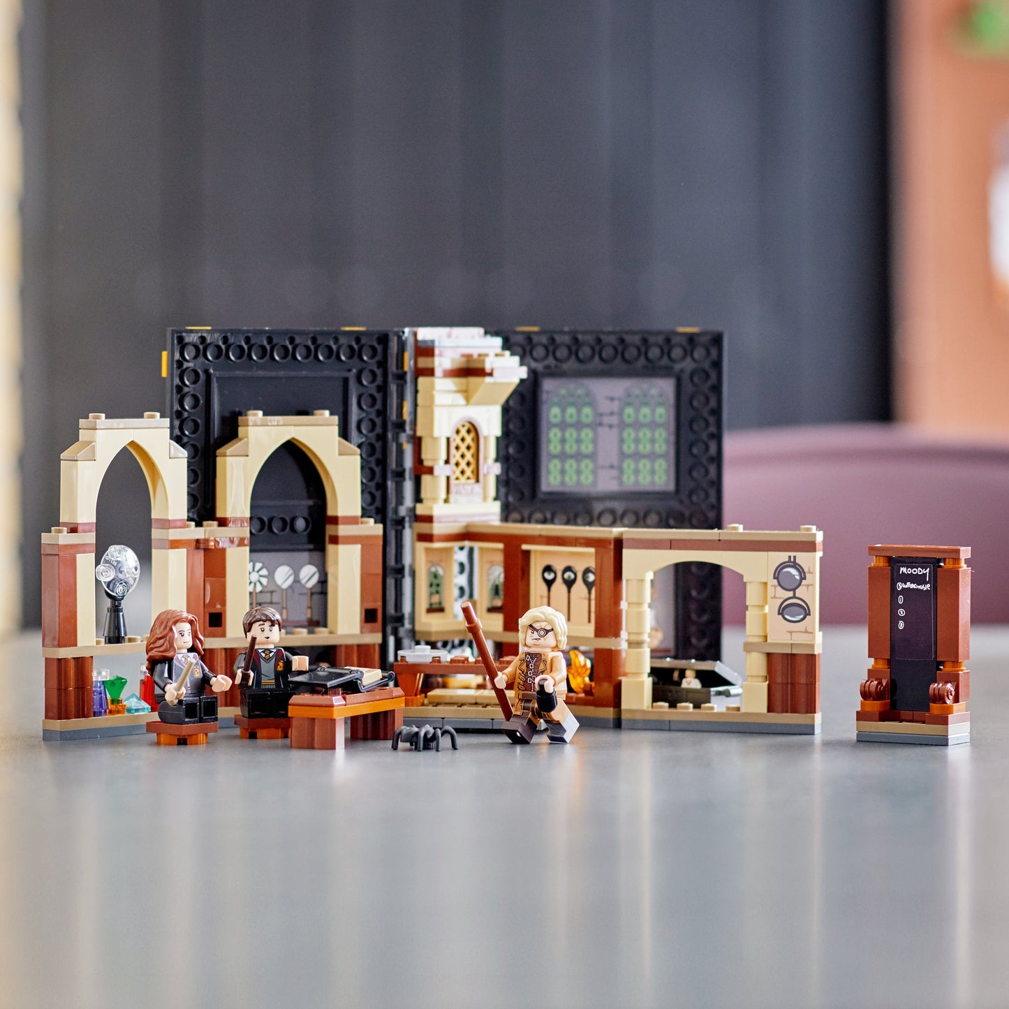 LEGO® Harry Potter™ Hogwarts™ Moment: Defence Class - Bộ Lắp Ráp Lớp Học Phòng Chống Nghệ Thuật Hắc Ám - LEGO 76397 - Hình ảnh bổ sung 4