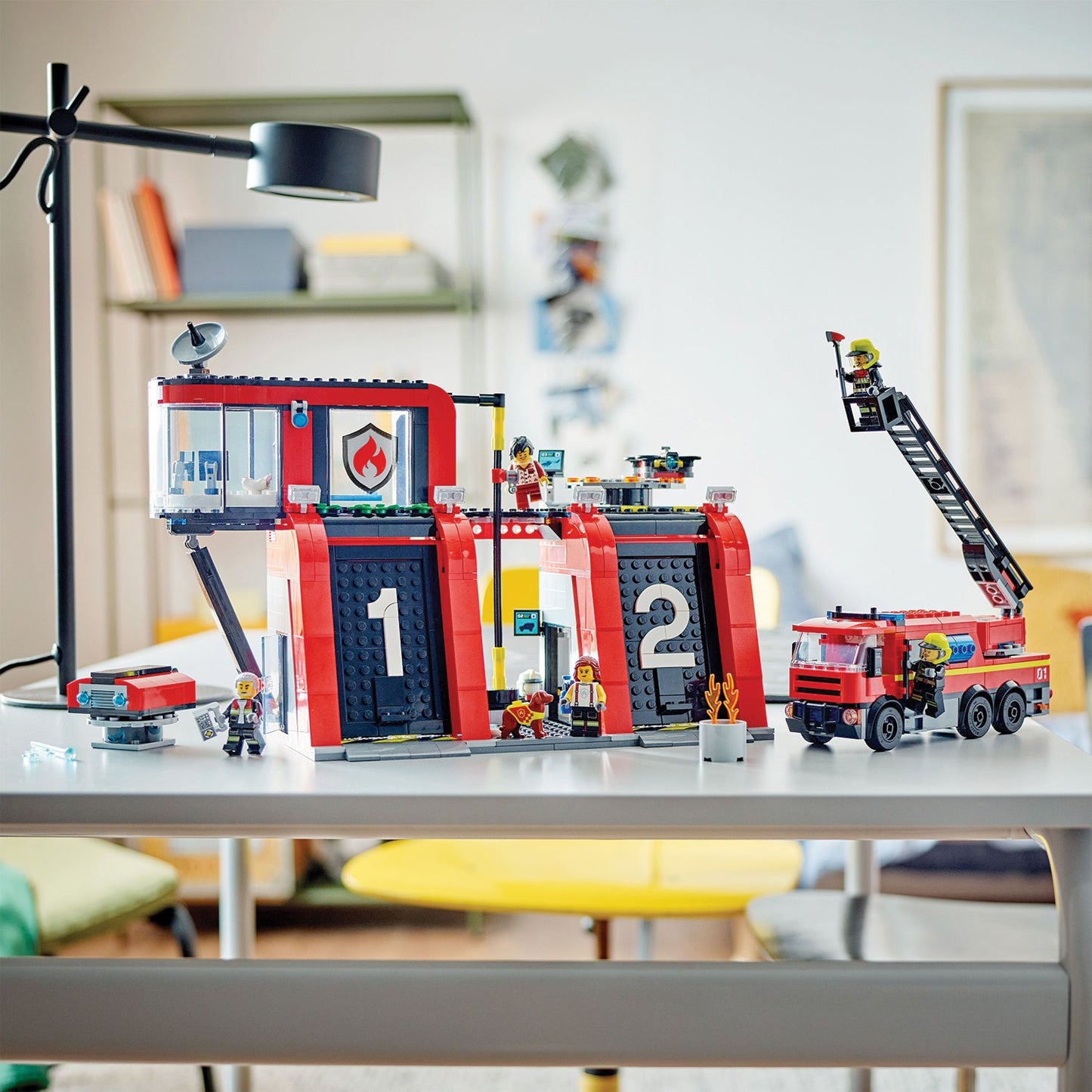 LEGO® City Fire Station with Fire Truck - Bộ lắp ráp Trạm Cứu Hỏa và Xe Cứu Hỏa - LEGO 60414 - Hình ảnh bổ sung 5