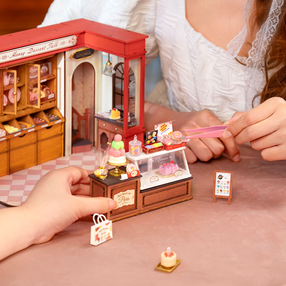 Rolife DIY Miniature House - Honey Dessert Talk DG168 - Mô hình tiệm bánh ngọt Pháp thu nhỏ - Rolife
