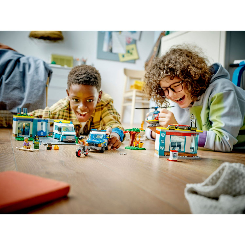 LEGO® City Emergency Vehicles HQ Trạm Chỉ Huy Xe Cứu Hỏa & Cảnh Sát LEGO 60371 - Hình ảnh bổ sung 4