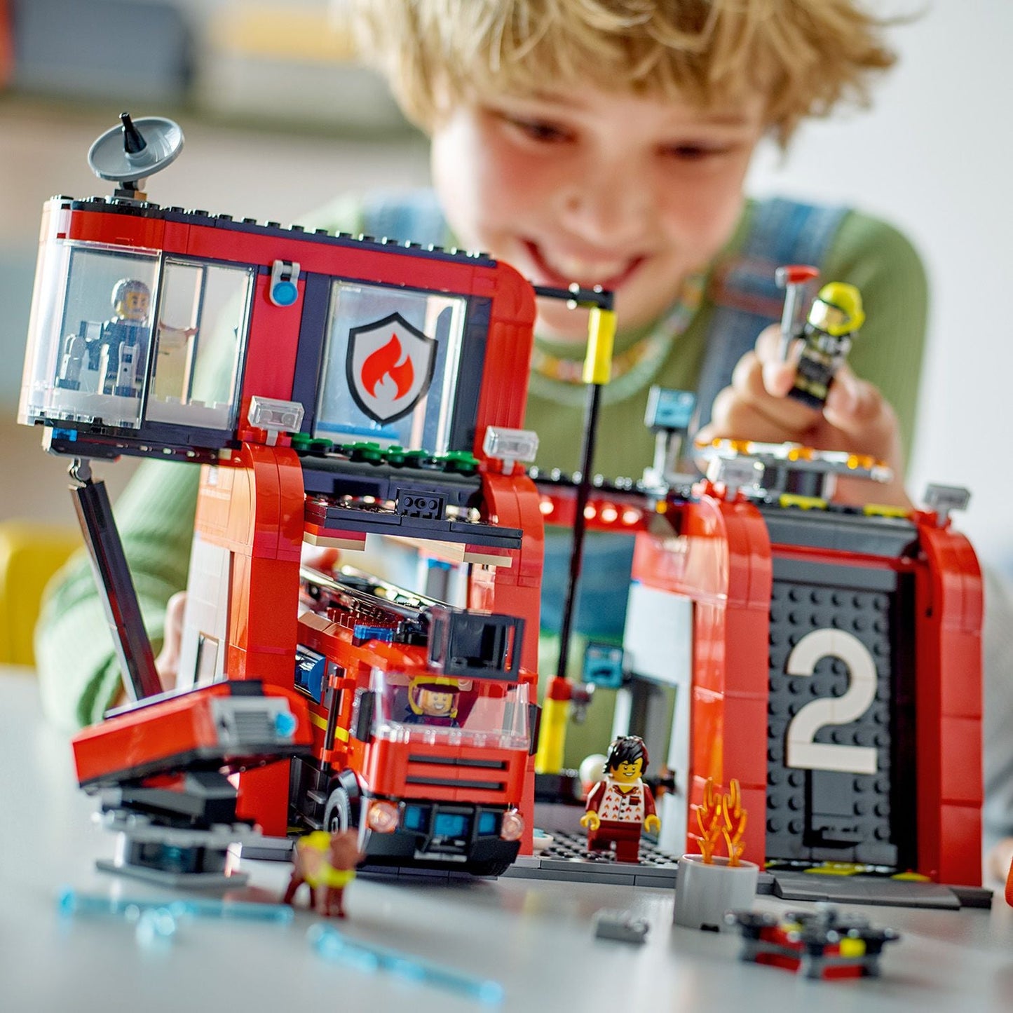 LEGO® City Fire Station with Fire Truck - Bộ lắp ráp Trạm Cứu Hỏa và Xe Cứu Hỏa - LEGO 60414 - Hình ảnh bổ sung 6