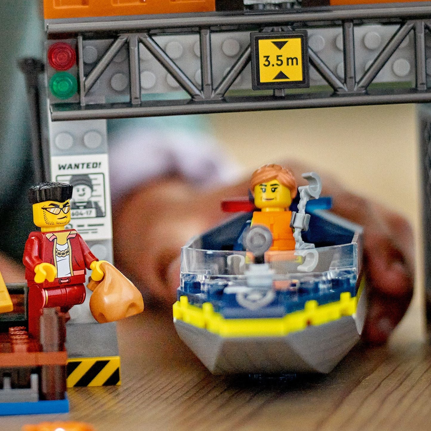 LEGO® City Police Speedboat and Crooks’ Hideout - Bộ Lắp Ráp Ca Nô Cảnh Sát và Hang Ổ Tội Phạm - LEGO 60417 - Hình ảnh bổ sung 6