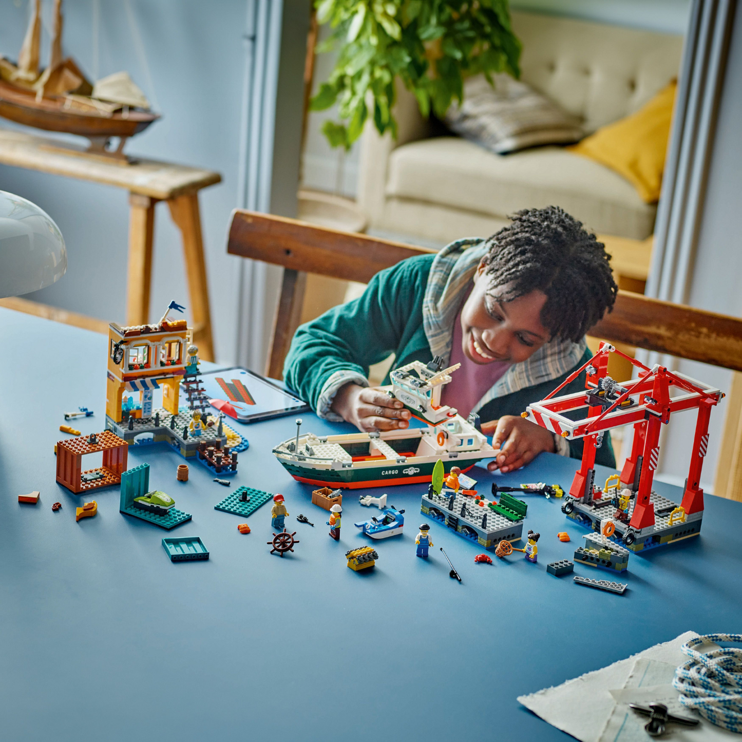 LEGO® City Seaside Harbor with Cargo Ship - Đồ Chơi Lắp Ráp Cảng Biển và Tàu Chở Hàng - LEGO 60422 - Góc nhìn khác 3