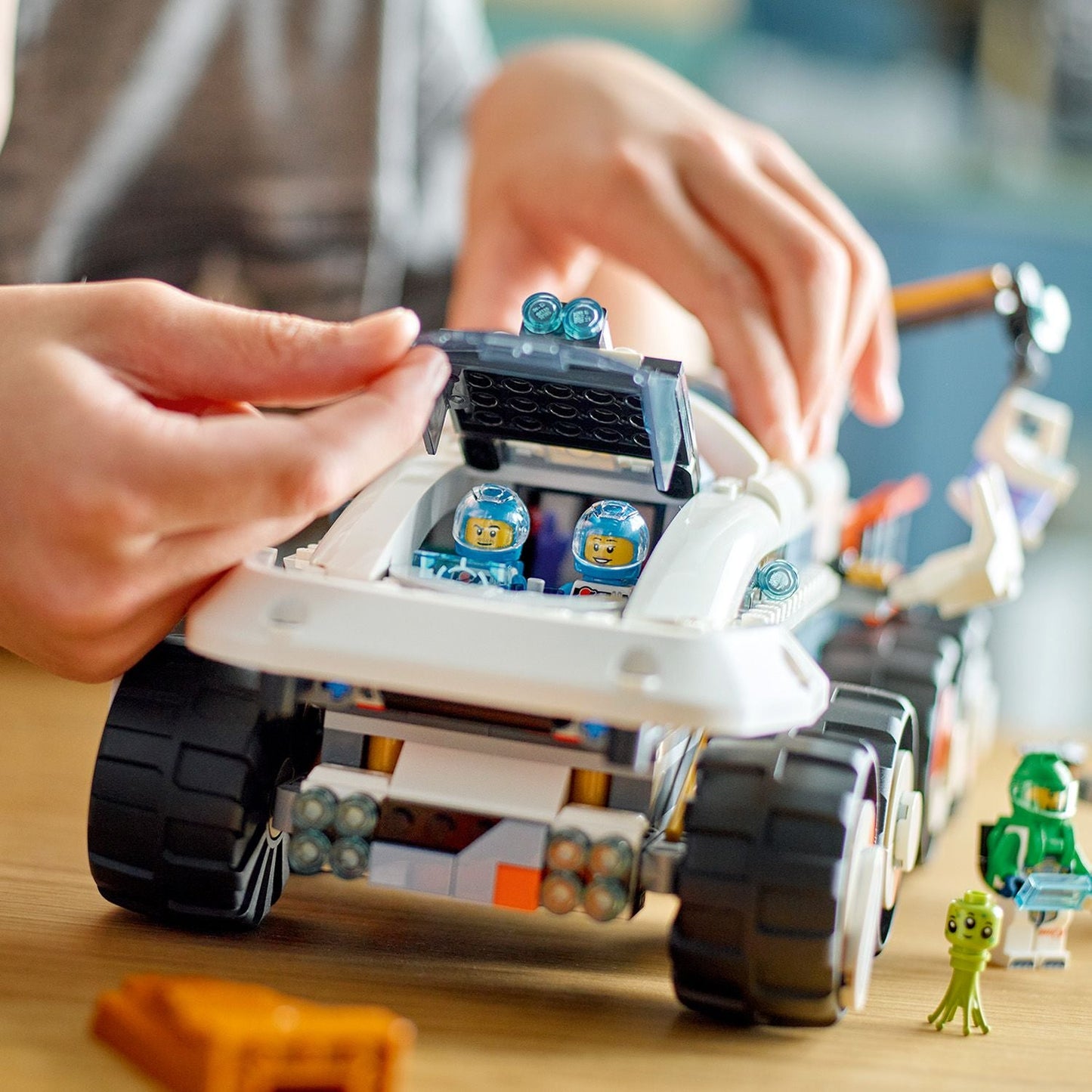 LEGO® City Command Rover and Crane Loader - Xe Rover Chỉ Huy và Cần Cẩu Thám Hiểm Không Gian - LEGO 60432 - Hình ảnh bổ sung 6
