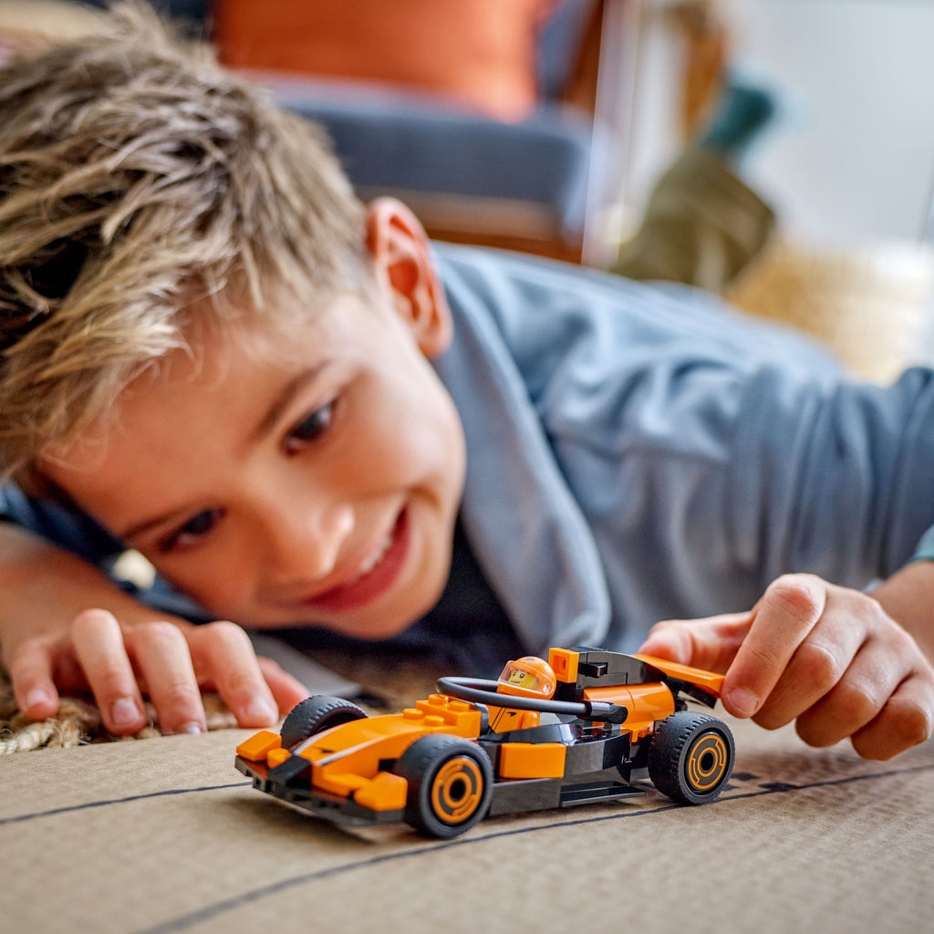 LEGO® City F1® Driver with McLaren Race Car - Đồ Chơi Lắp Ráp Xe Đua F1 McLaren 60442 - Hình ảnh bổ sung 4