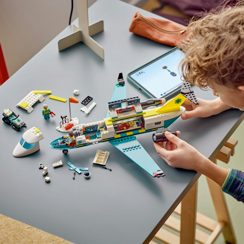 LEGO® City Emergency Air Ambulance Airplane - Đồ Chơi Lắp Ráp Máy Bay Cứu Thương - LEGO 60465 - Hình ảnh bổ sung 4