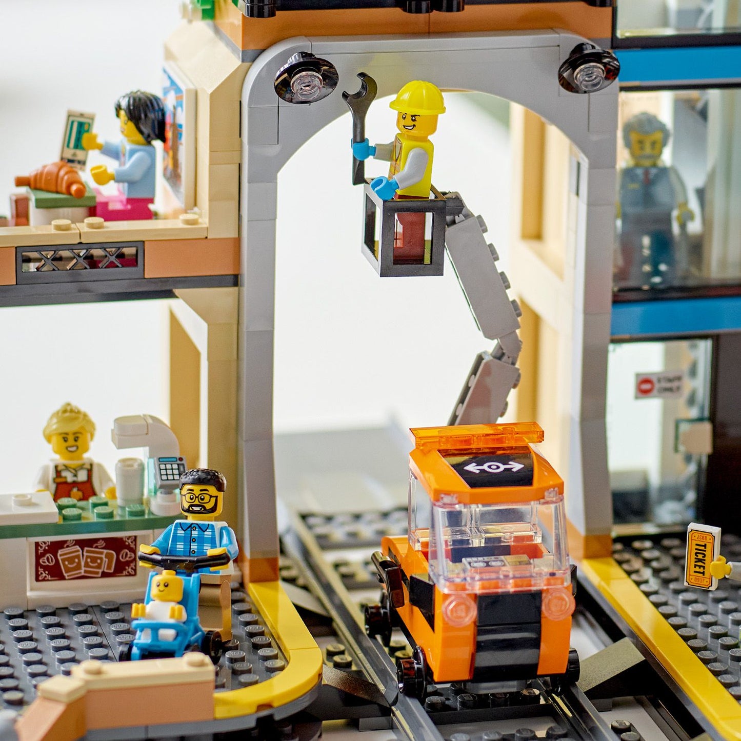 LEGO® City Central Train Station - Đồ Chơi Lắp Ráp Trạm Tàu Trung Tâm (60469) - Hình ảnh bổ sung 9