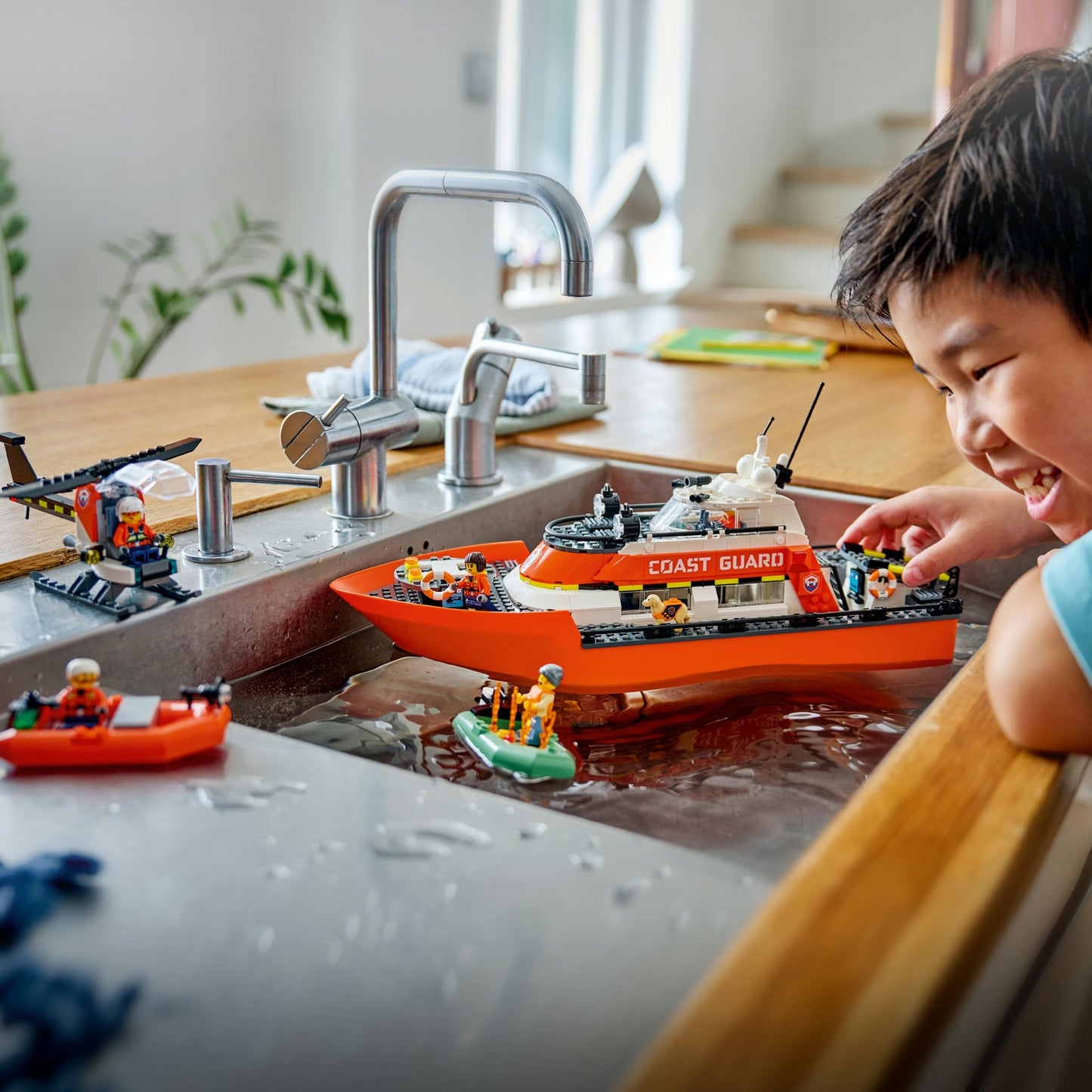LEGO® City Coast Guard Rescue Boat & Helicopter - Bộ Đồ Chơi Thuyền Cứu Hộ & Trực Thăng 60504 - LEGO - Góc nhìn khác 3