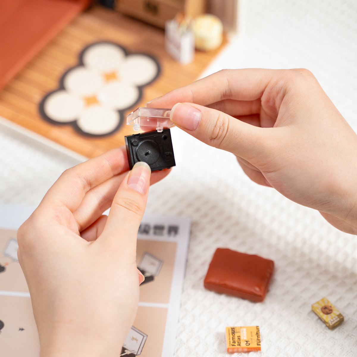 Rolife Plastic Miniature House - Cozy Living Lounge DW007 - Mô hình nhà búp bê nhựa lắp ráp DIY