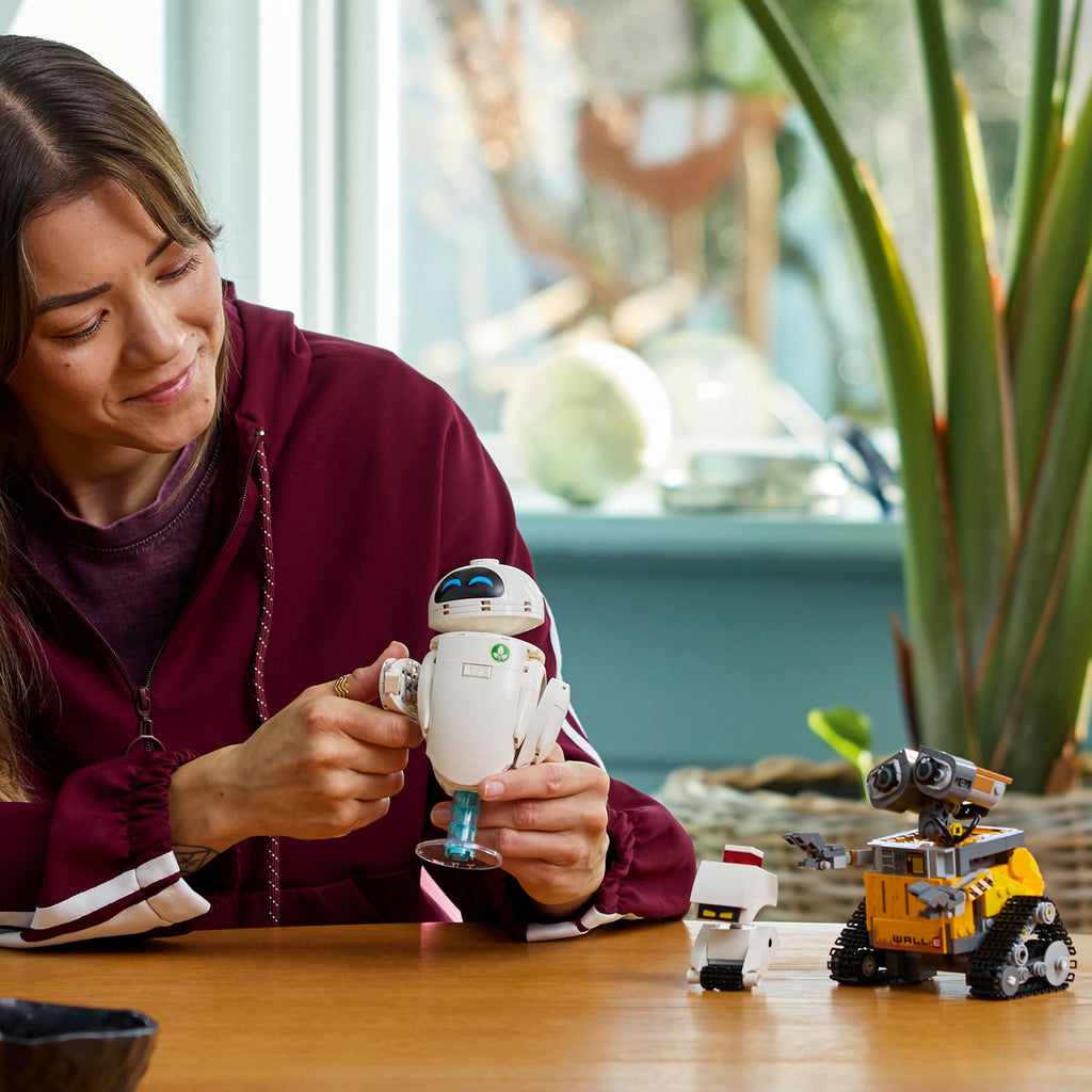 LEGO® Disney and Pixar WALL-E and EVE - Mô hình lắp ráp Robot Disney cao cấp - LEGO 43279 - Hình ảnh bổ sung 4
