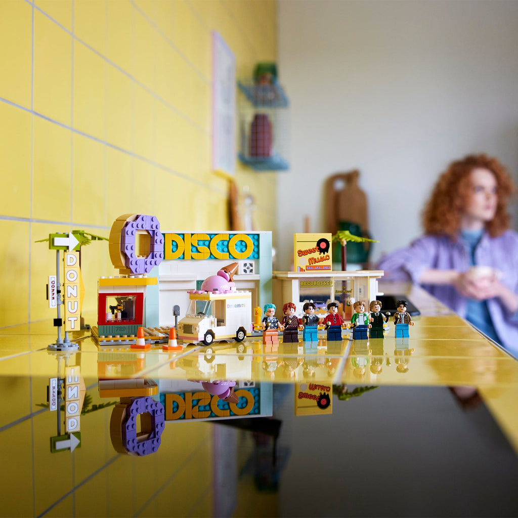 LEGO® Ideas BTS Dynamite - Bộ Lắp Ráp Mô Hình Nhóm Nhạc BTS (21339) - LEGO Ideas - Hình ảnh bổ sung 6