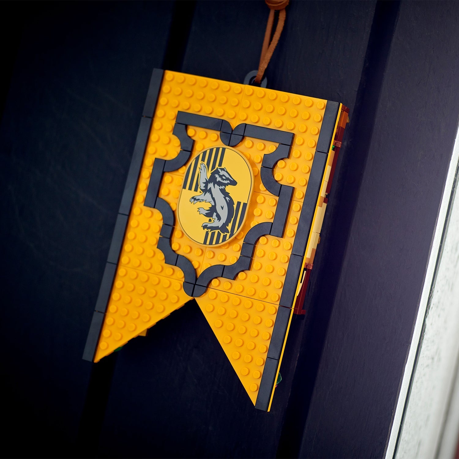 LEGO® Harry Potter™ Hufflepuff™ House banner - Bộ Lắp Ráp Phông Nền Nhà Hufflepuff - LEGO 76412 - Hình ảnh bổ sung 6